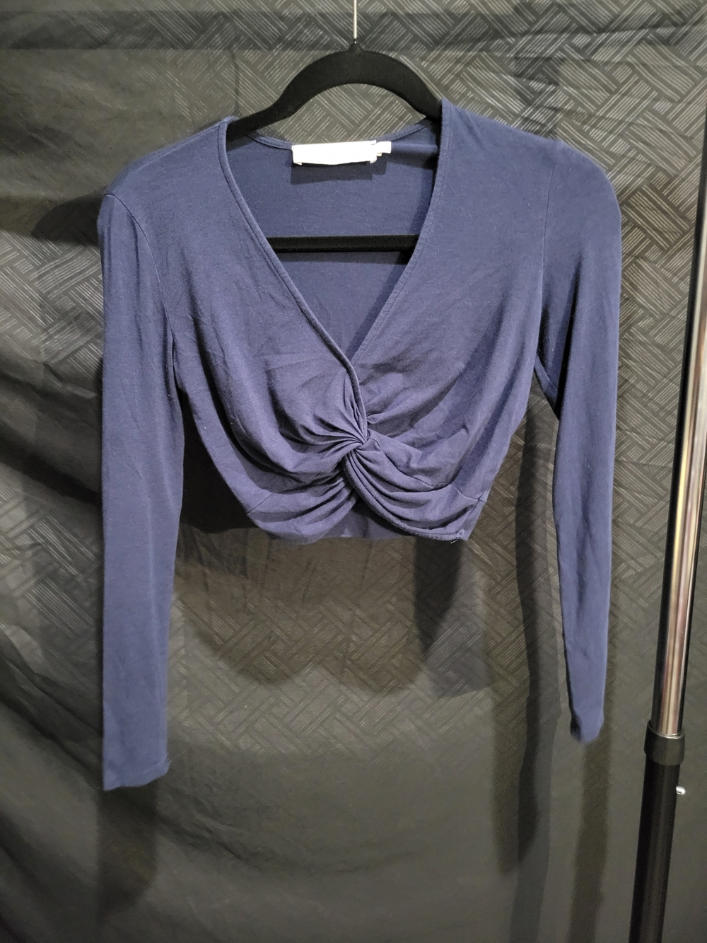 ASTR The Label Top Women's Sm Blue Twist Front Cropped Long Sleeve V Neck